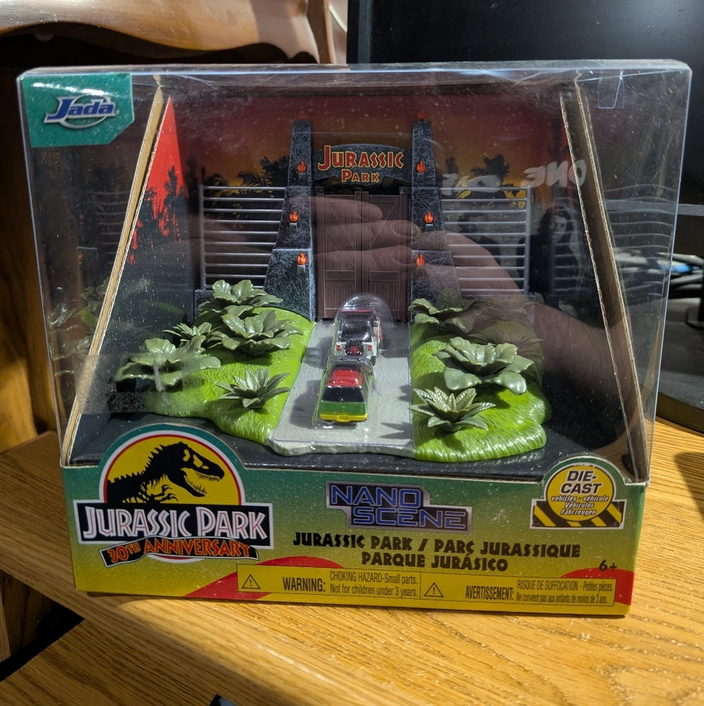 JURASSIC PARK ENTRANCE DIORAMA W/ JEEP WRANGLER & FORD EXPLORER BY JADA NEW